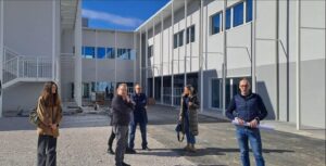 Luce e spazio fra i banchi di scuola