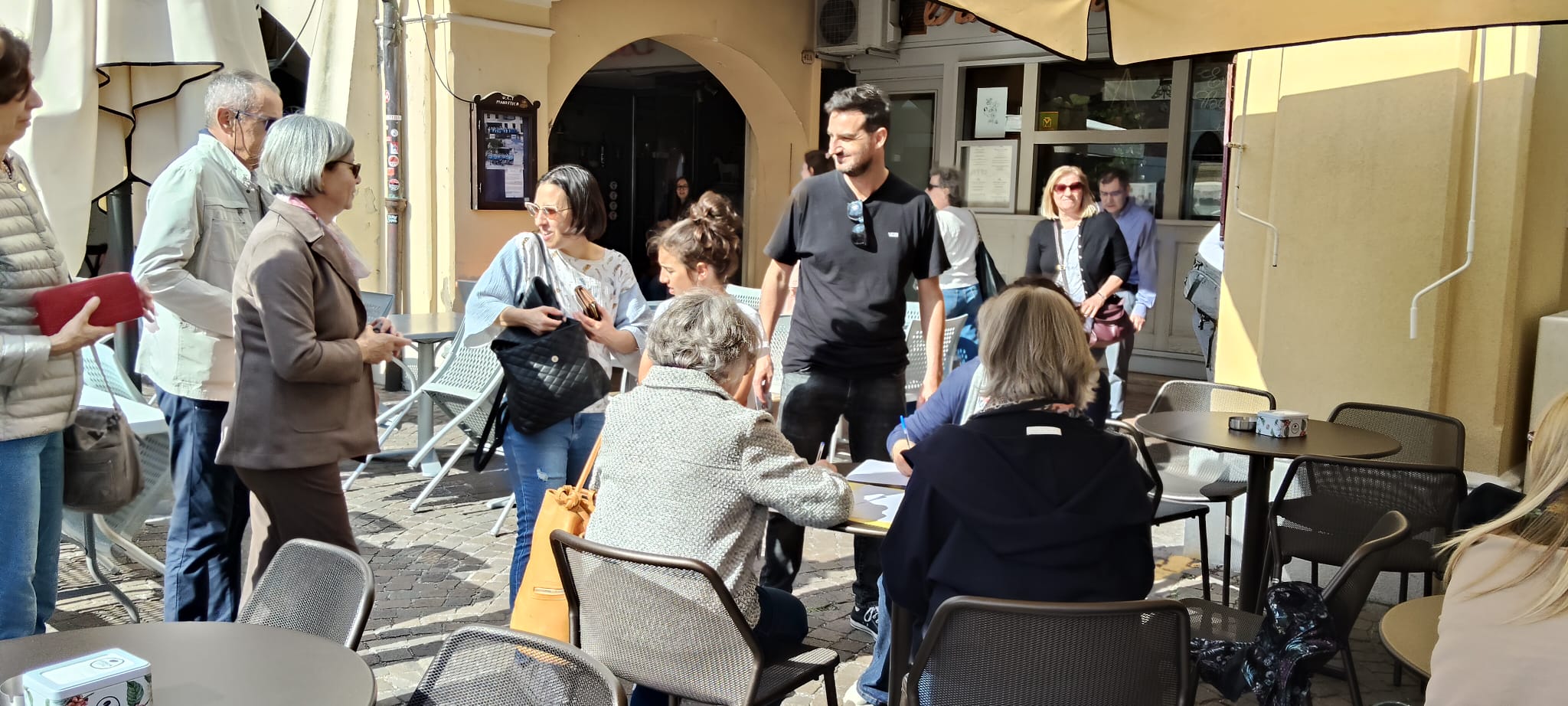 Il banchetto allestito per la raccolta firme in piazza a Marostica