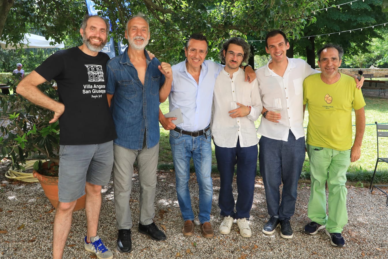Alessandro Rossetto tra Tommaso Zorzi di Villa e lo sceneggiatore Romolo Bugaro. Primo a destra, vicino al co-direttore artistico della rassegna Leonardo Scapin, è l’attore del cast Valerio Mazzucato (foto Villa Angaran San Giuseppe)