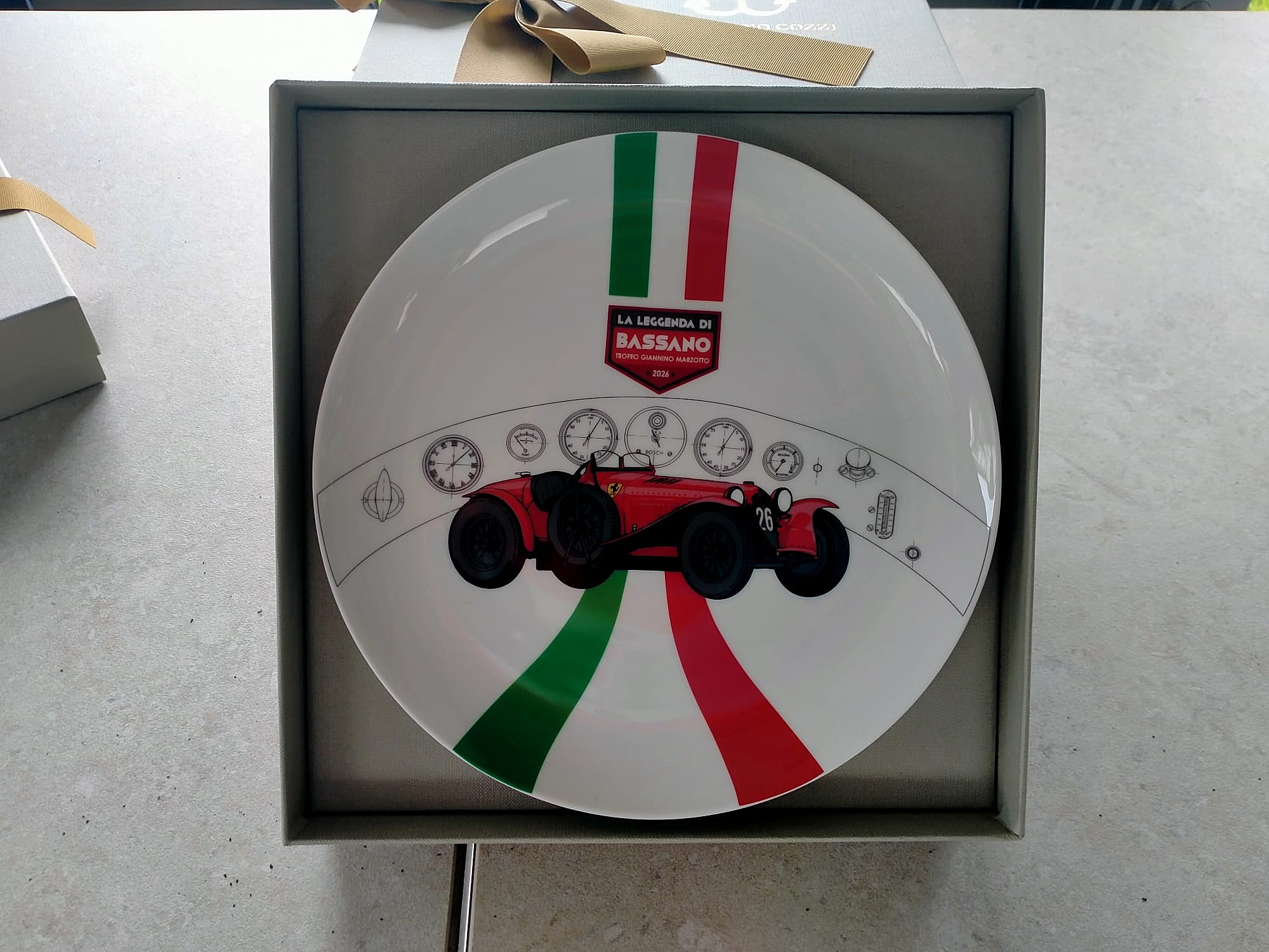 Il piatto commemorativo in porcellana per i partecipanti