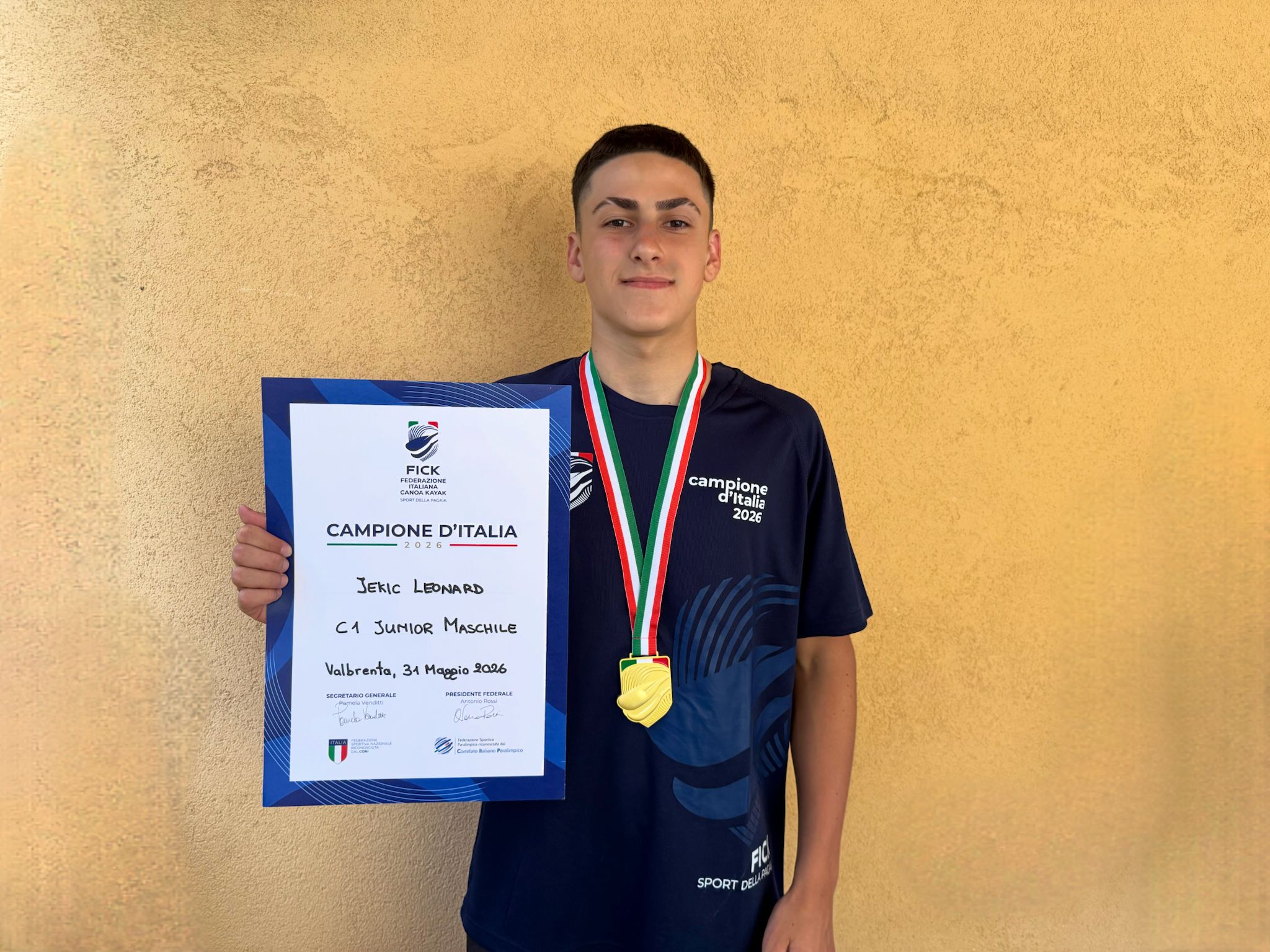 Leonard Jekic con la medaglia, il certificato e la maglietta di campione d'Italia individuale 2026 C1 Junior maschile
