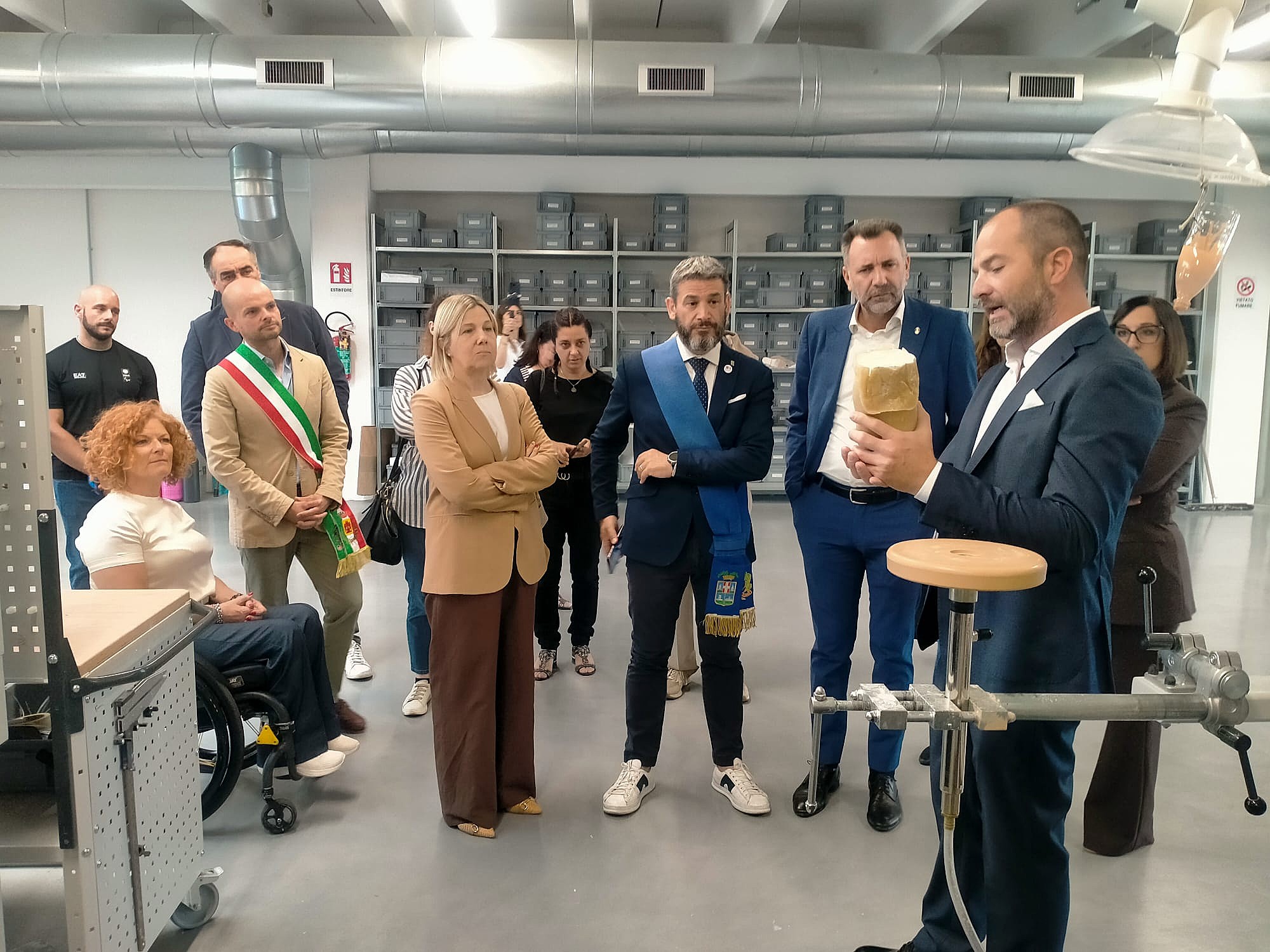 La visita guidata di Emanuele Lolato per le autorità al laboratorio protesico