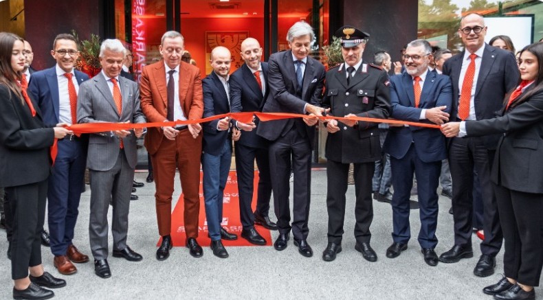 Il sindaco Finco taglia il nastro della nuova filiale della Sparkasse
