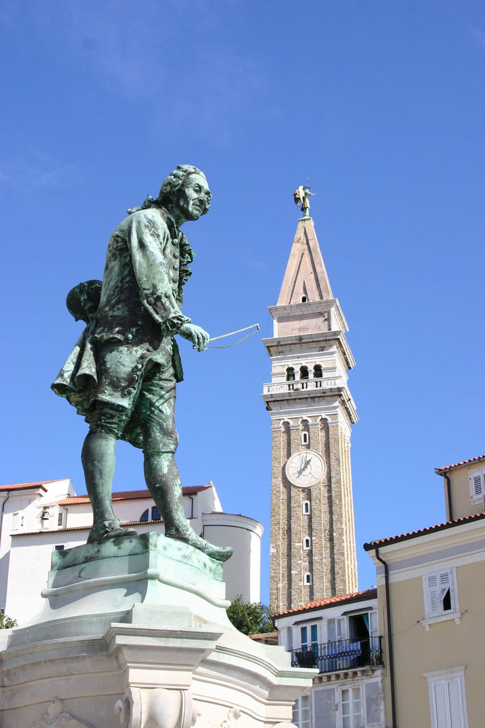 La statua in bronzo di Giuseppe Tartini, dello scultore Antonio Dal Zotto, in piazza Tartini a Pirano