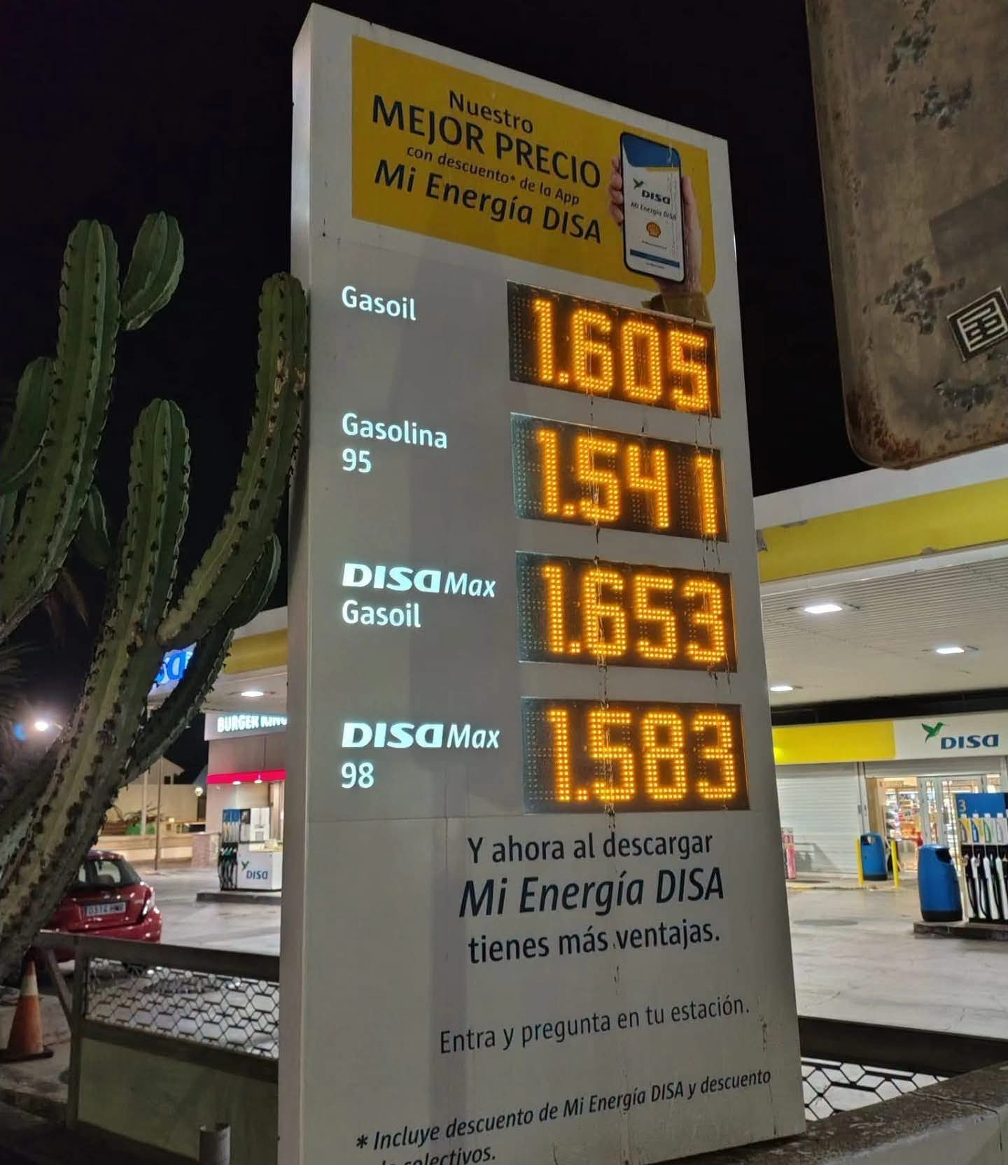 I prezzi agevolati al distributore spagnolo (foto da Facebook)