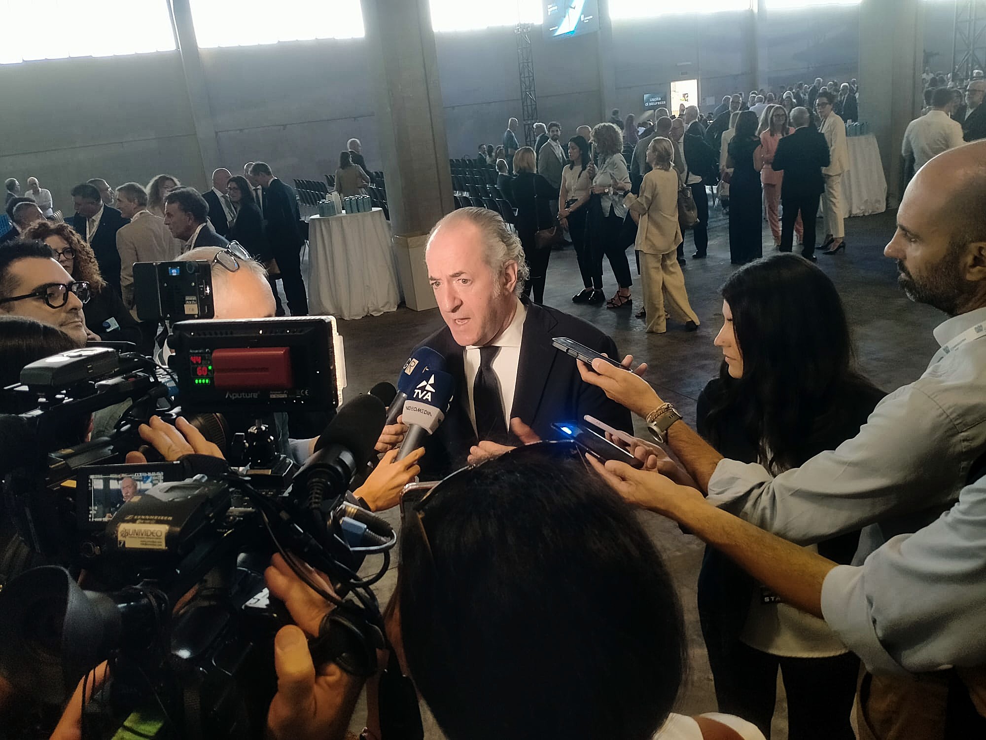 Luca Zaia attorniato dai cronisti