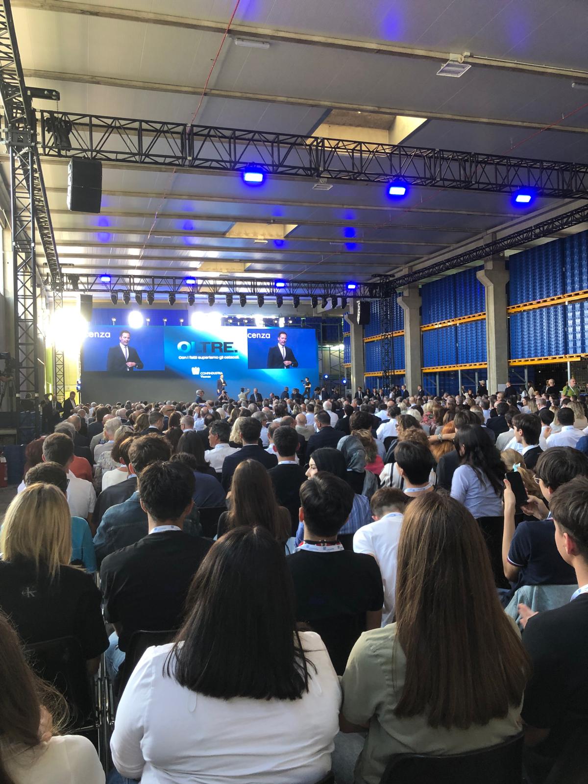 Gli studenti dell’ITET Einaudi in mezzo al pubblico