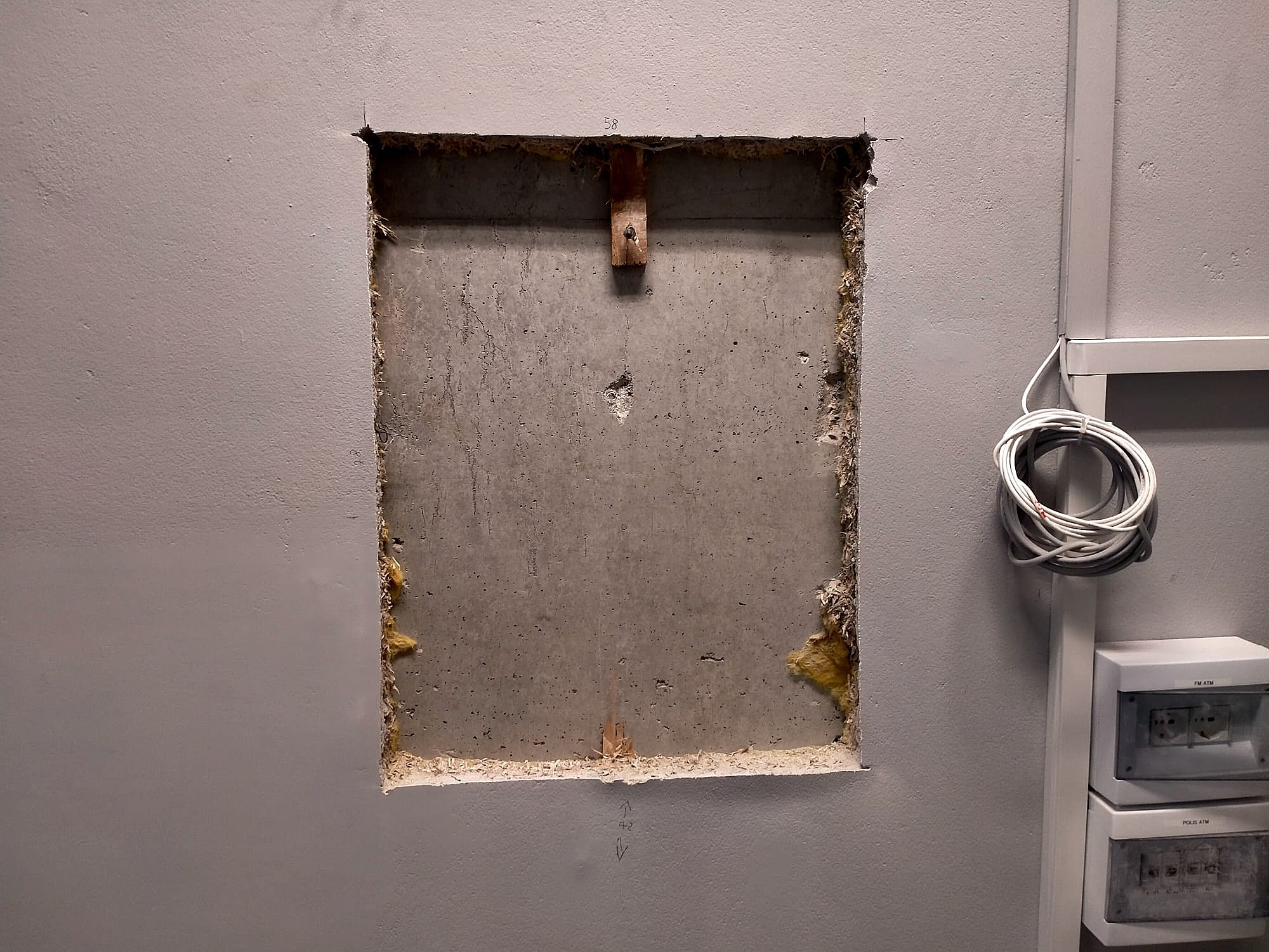 Il “rettangolo” sulla parete interna in cartongesso dell’ufficio postale