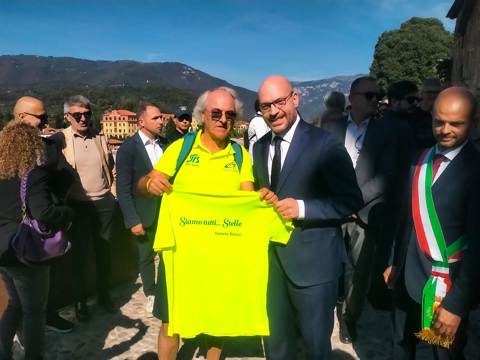 Il presidente della Camera Fontana riceve una maglietta della Squadra delle Stelle